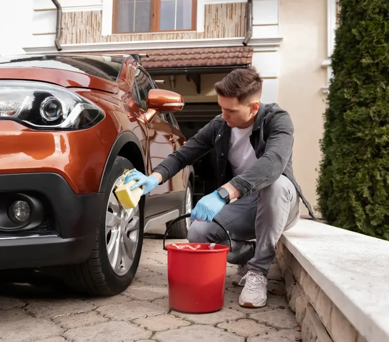 Lavage auto à domicile Chambérat : professionnel intervenant sur un véhicule